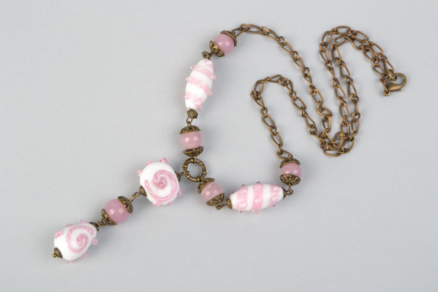 Joli collier en perles de verre rose et blanc fait main original pour femme photo 2