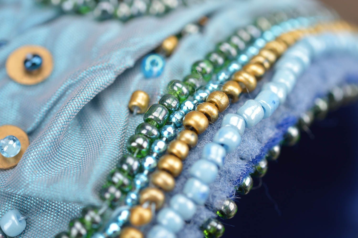 Handmade blaues breites Damen Designer Stoff Armband mit Glasperlen bestickt foto 4