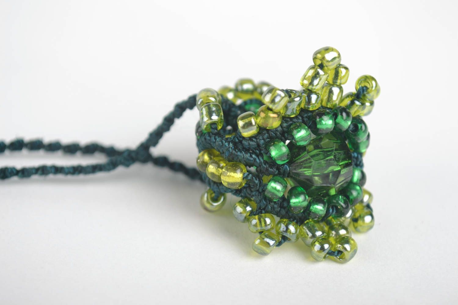 Pendentif en perles de rocaille Bijou fait main vert macramé Cadeau femme photo 2