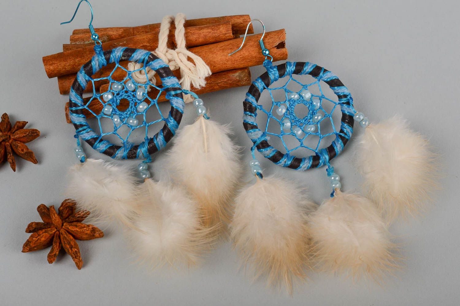 Серьги ручной работы серьги с перьями голубые длинные серьги Ловец снов фото 1