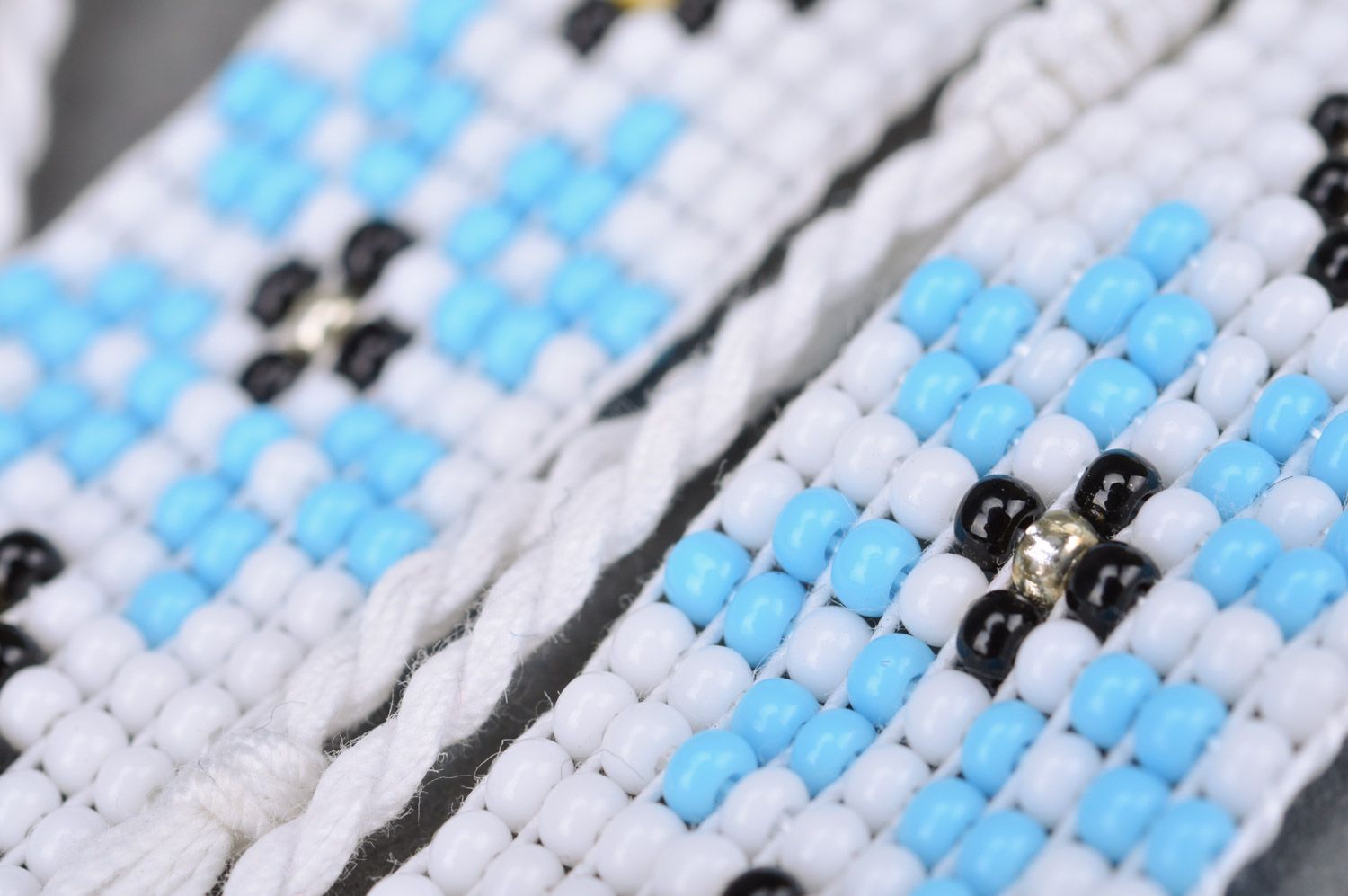 Handmade Schmuck Set aus Glasperlen Armband und Collier weiß mit blauer Musterung foto 4