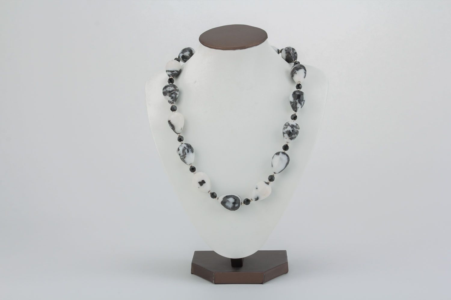 Bead neckace with natural stones photo 3
