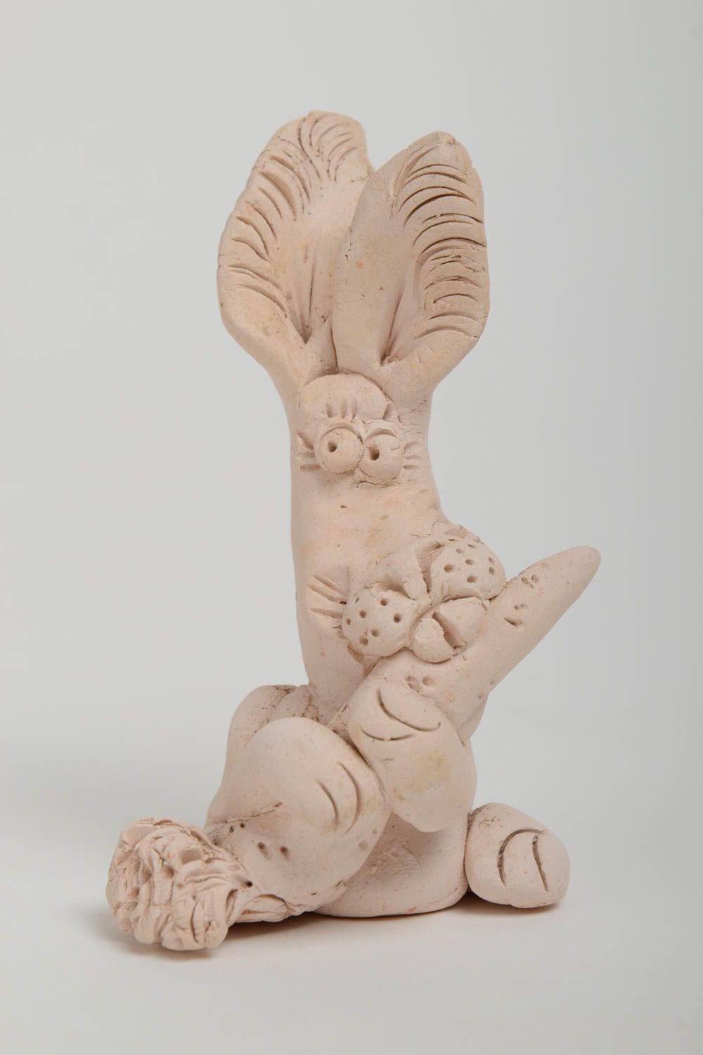 Figura decorativa de animal de cerámica hecha a mano liebre con	zanahoria  foto 2