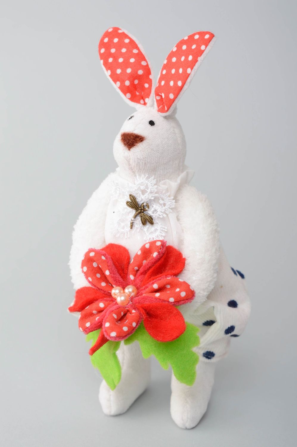 Мягкая игрушка ручной работы белый заяц с цветком  фото 1