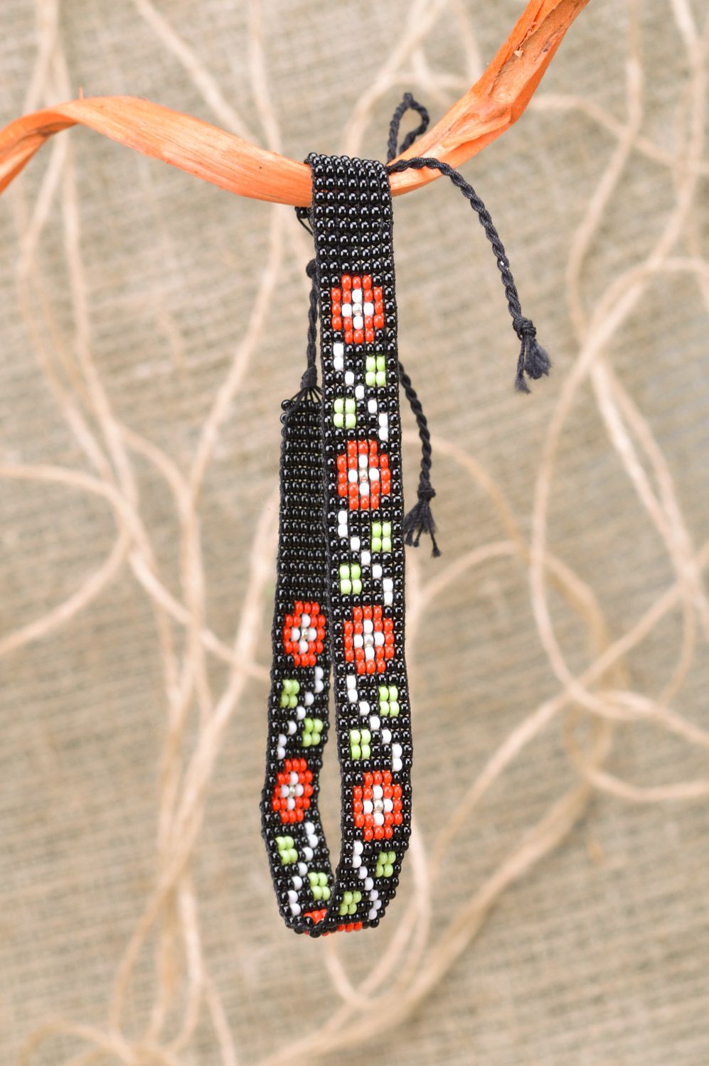 Колье из чешского бисера на завязках ручной работы черное с красными цветами фото 1