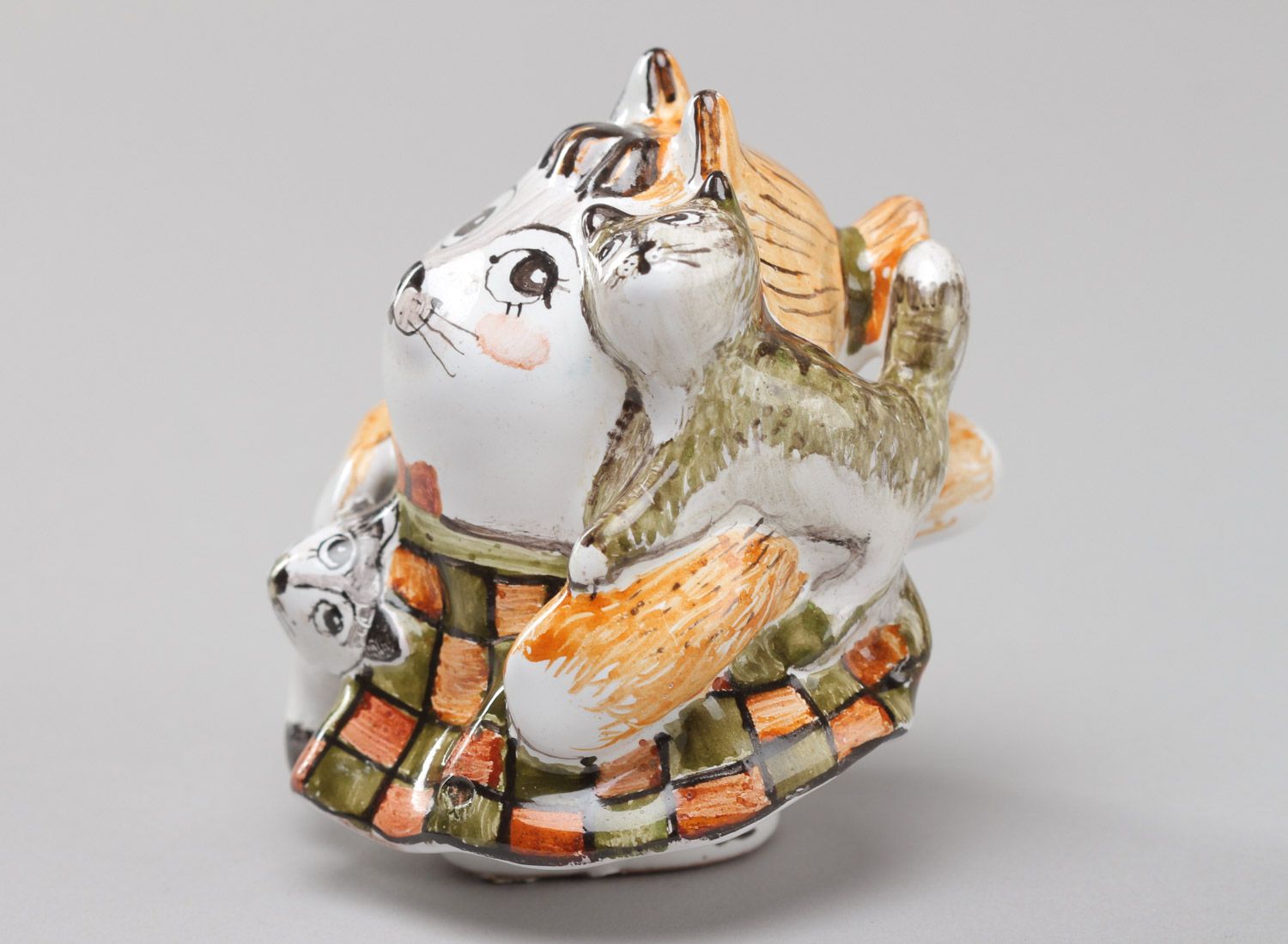 Petite figurine en céramique chatte et chatons multicolore peinte faite main photo 2