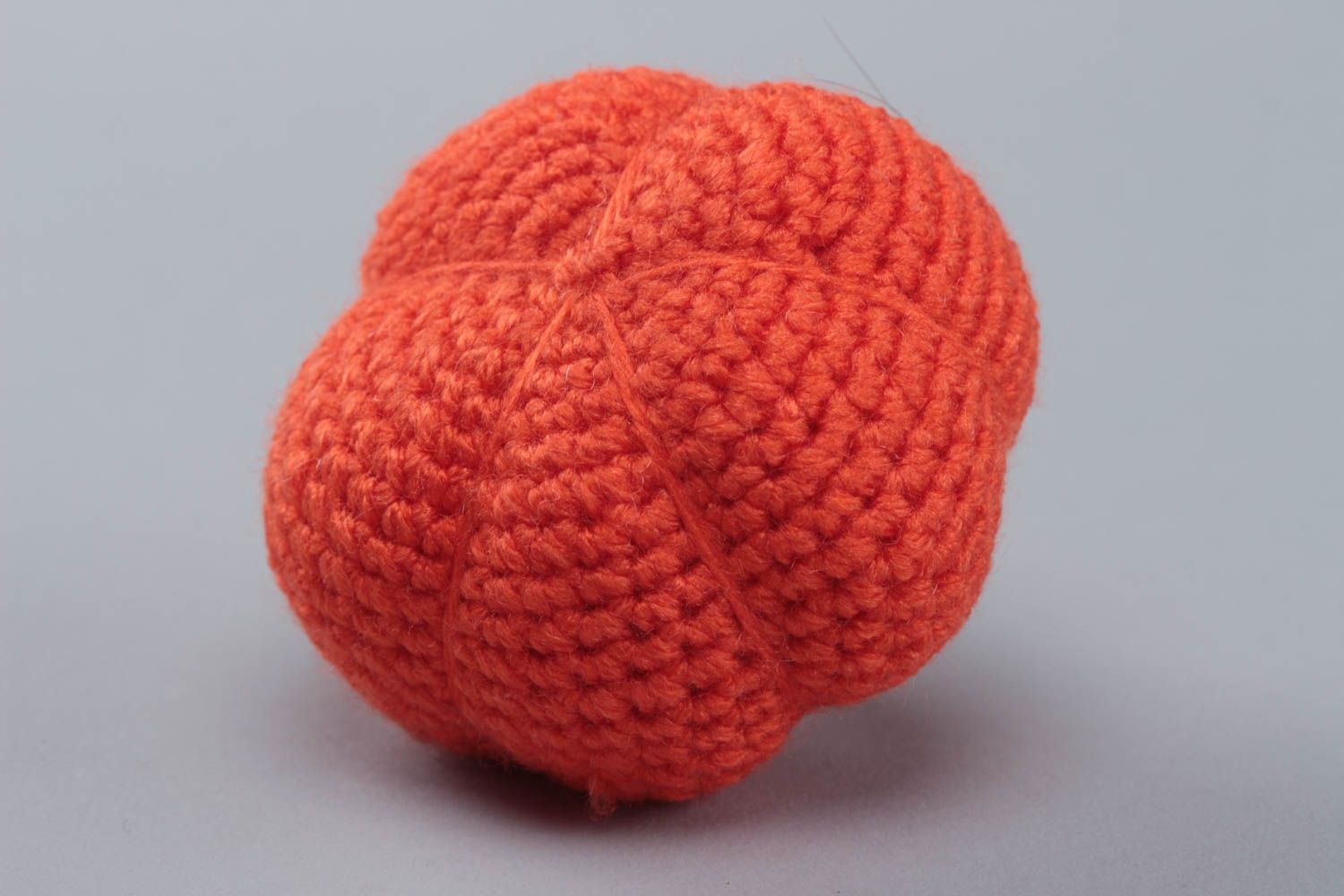 Petit jouet mou tricoté orange en forme de citrouille fait main au crochet photo 3