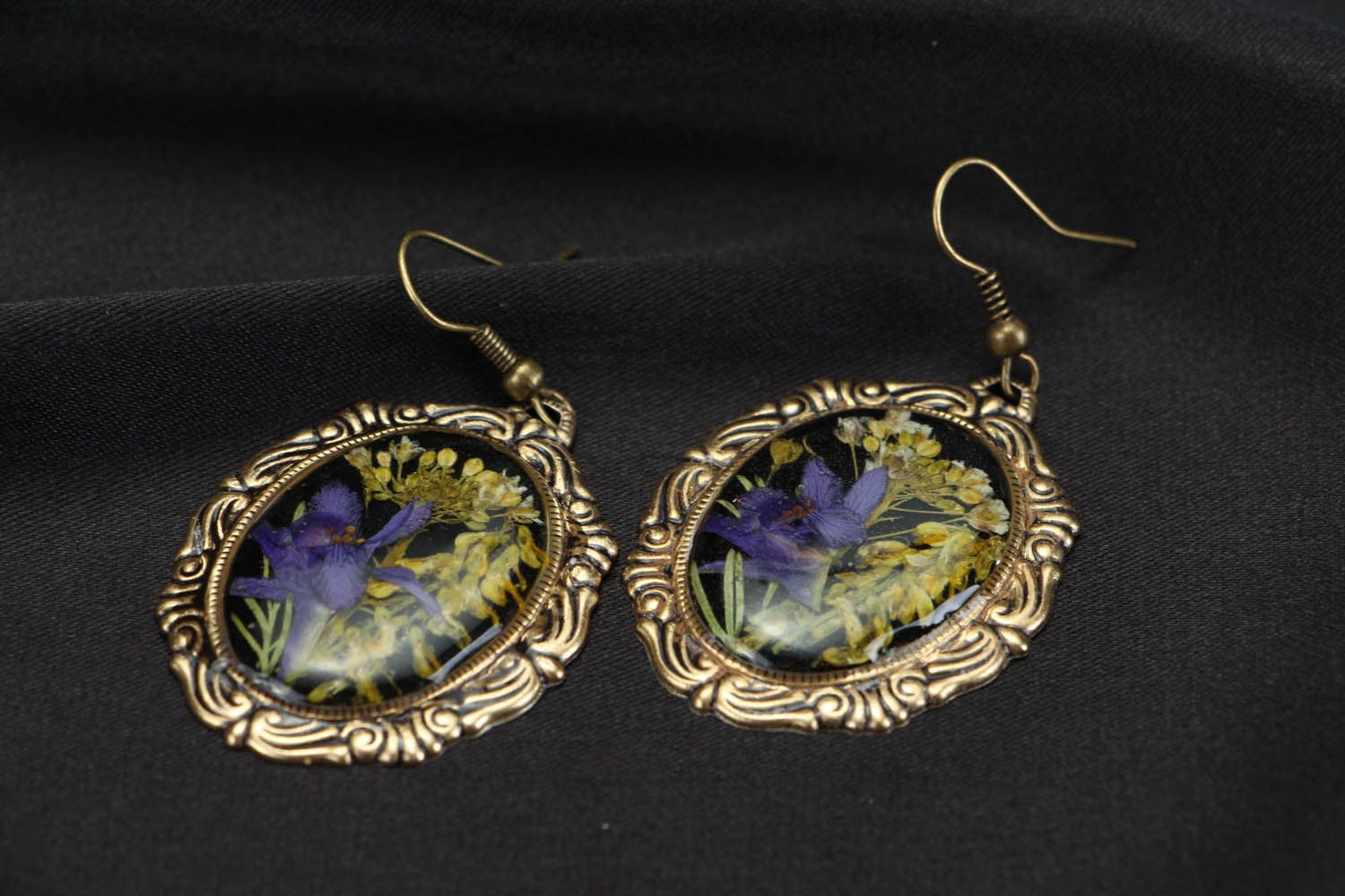 Earrings with wild flowers coated with jewelry resin photo 2