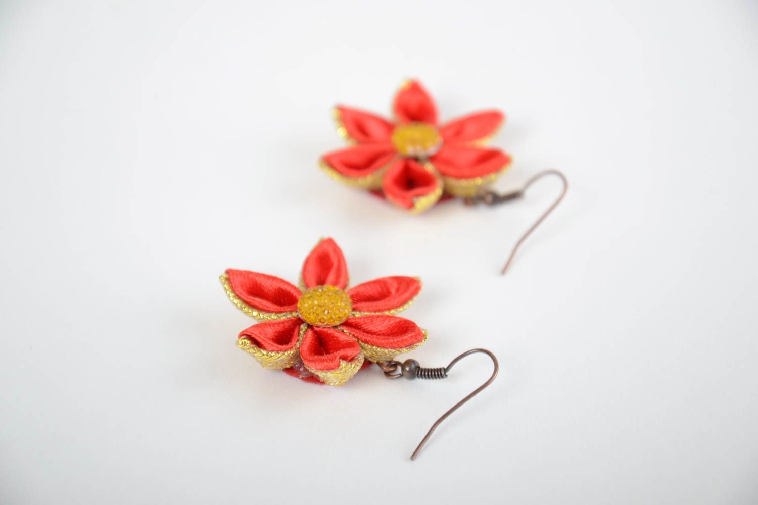 Pendientes originales hechos a mano estilosos de cintas de raso flores rojas foto 5