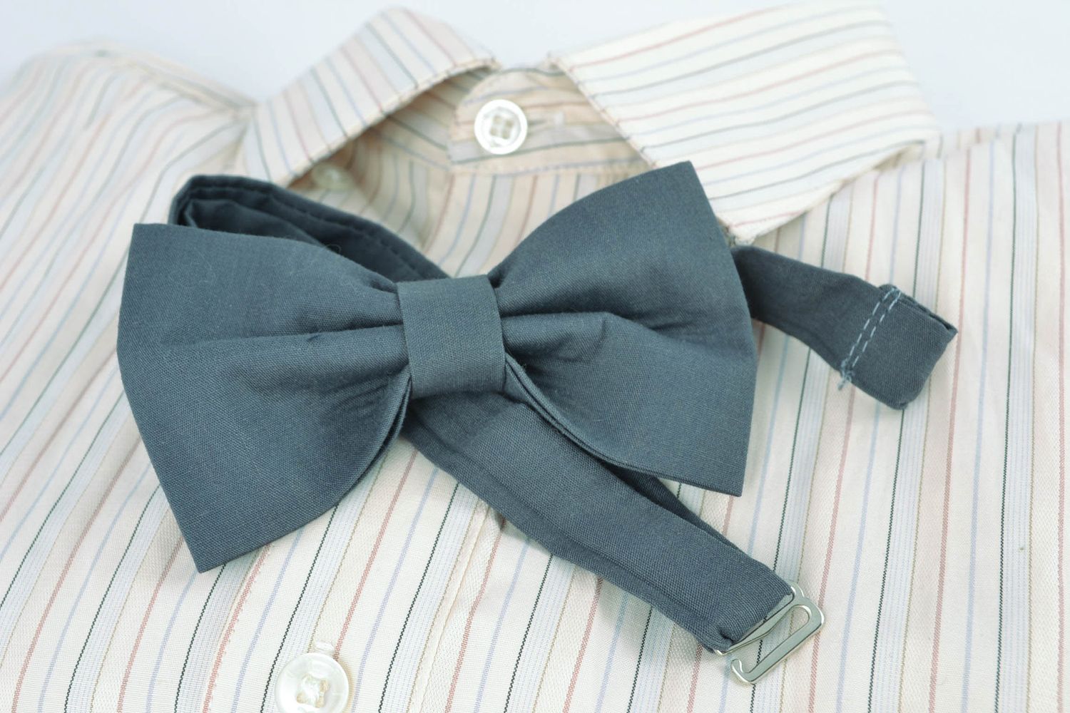 Handmade cotton bow tie of gray color photo 1