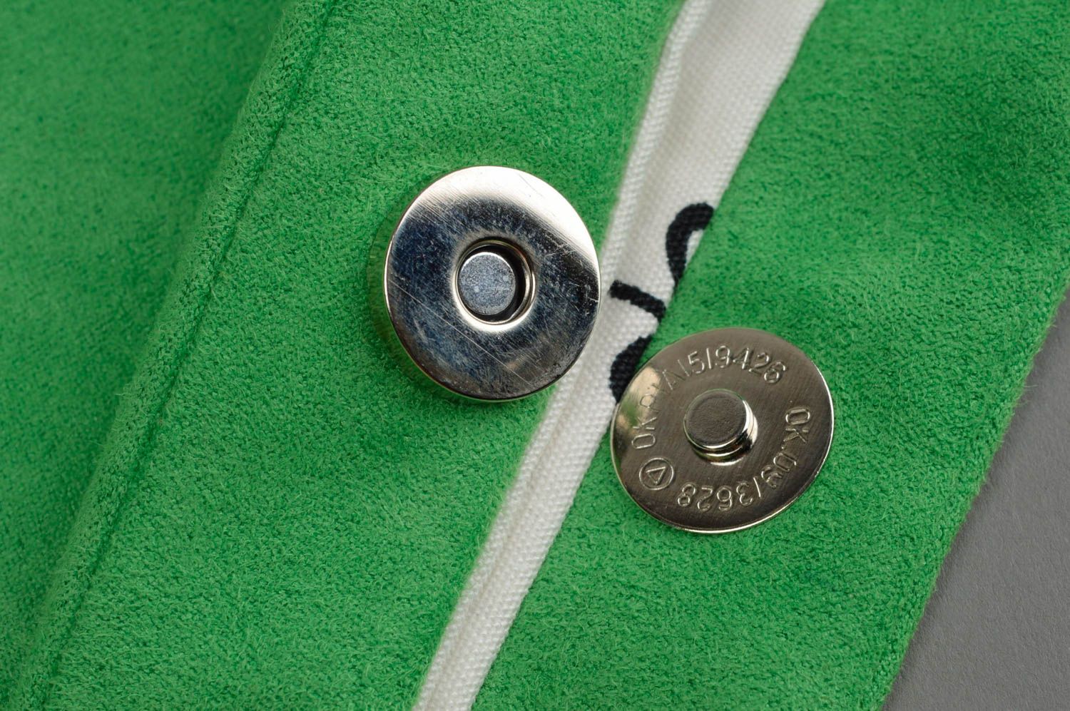 Зеленая сумка из искусственной замши ручной работы в виде свертка удобная фото 5