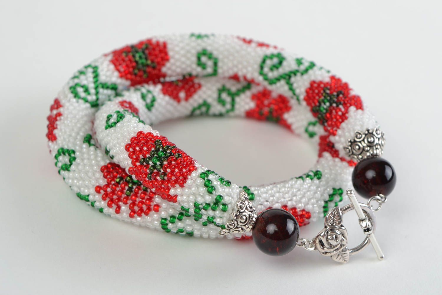 Collier spirale en perles de rocailles fait main blanc avec roses rouges photo 3
