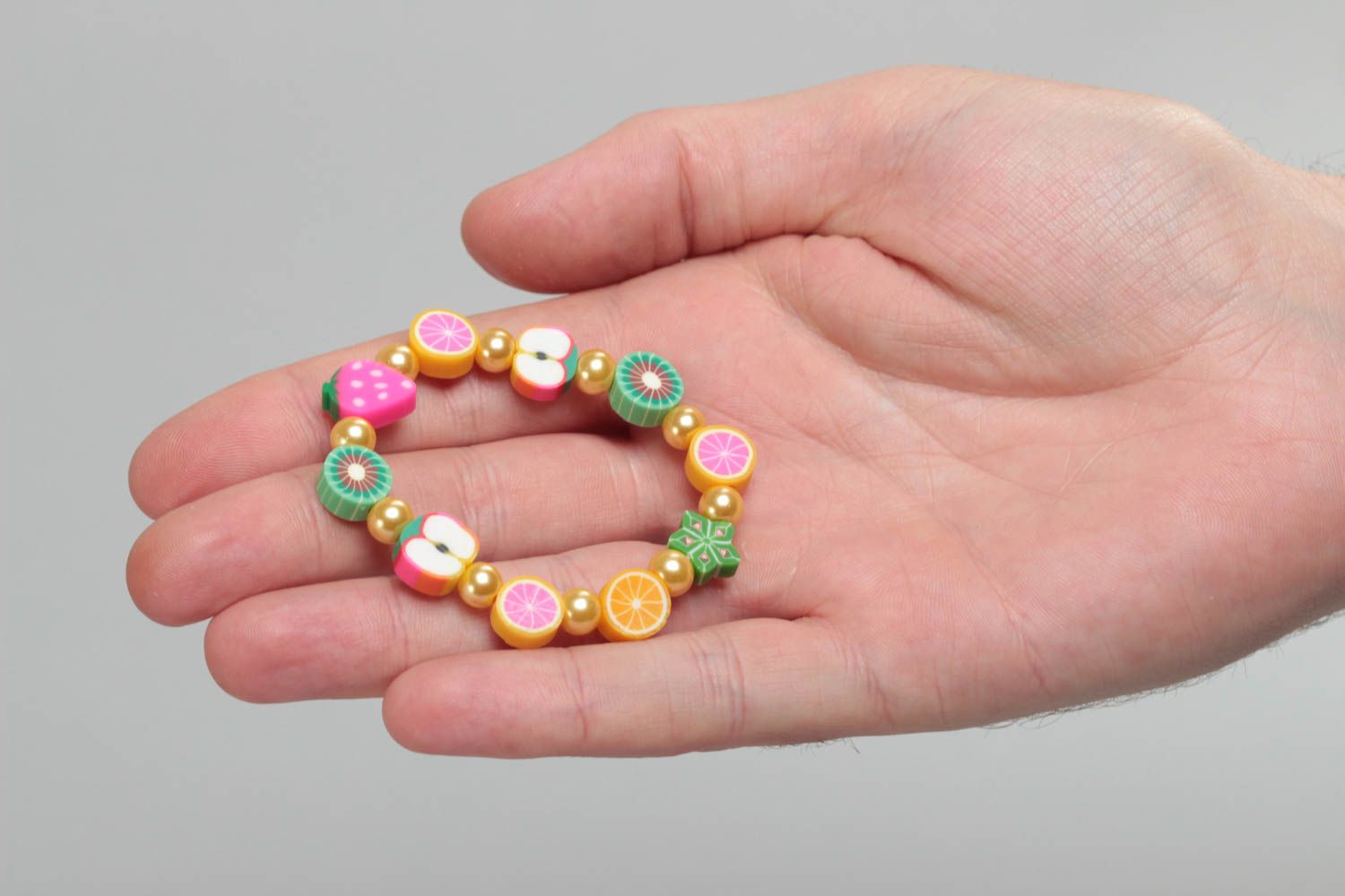Красочный наручный браслет из полимерной глины на резиночке для девочки ручной работы фото 5