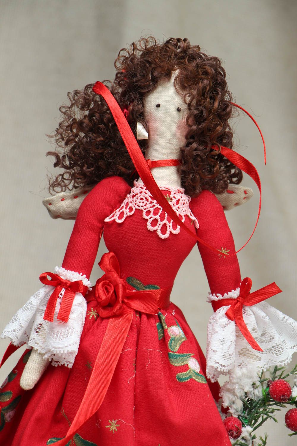 Künstlerische Puppe handmade im roten Kleid foto 2