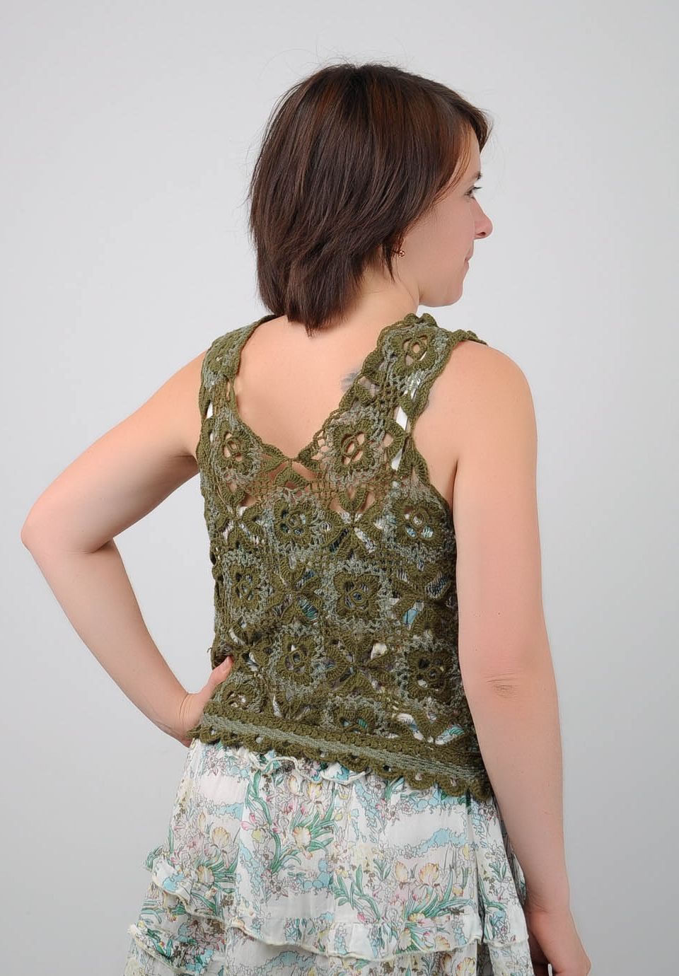 Knitted vest in olive green color photo 2