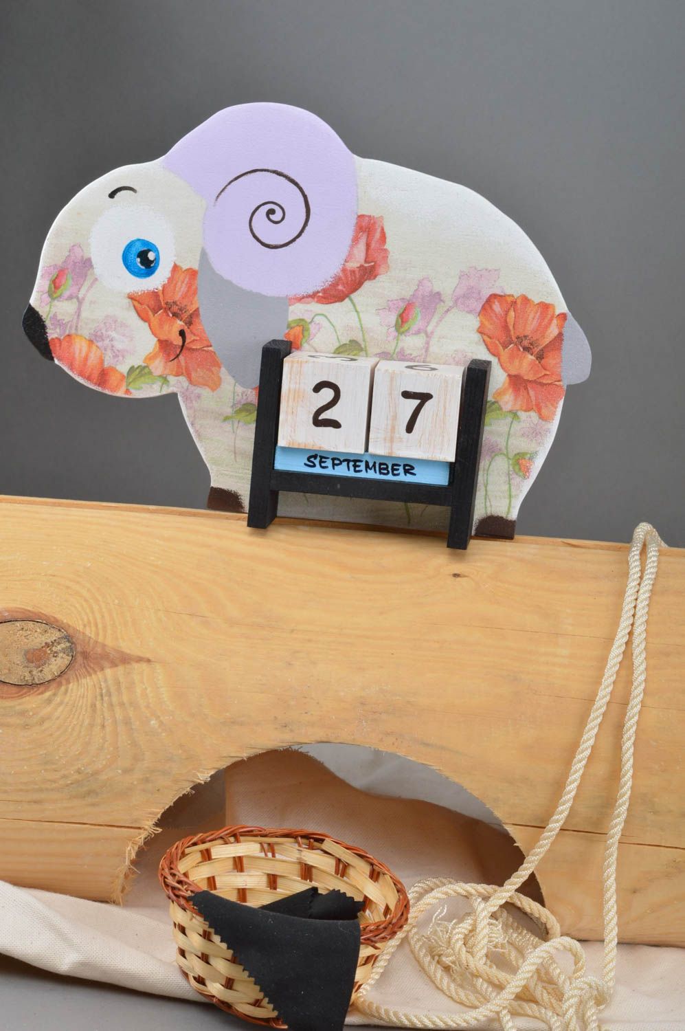 Holz Tischkalender für Kinder in Form von Schaf handmade Decoupage Mohnblumen foto 1