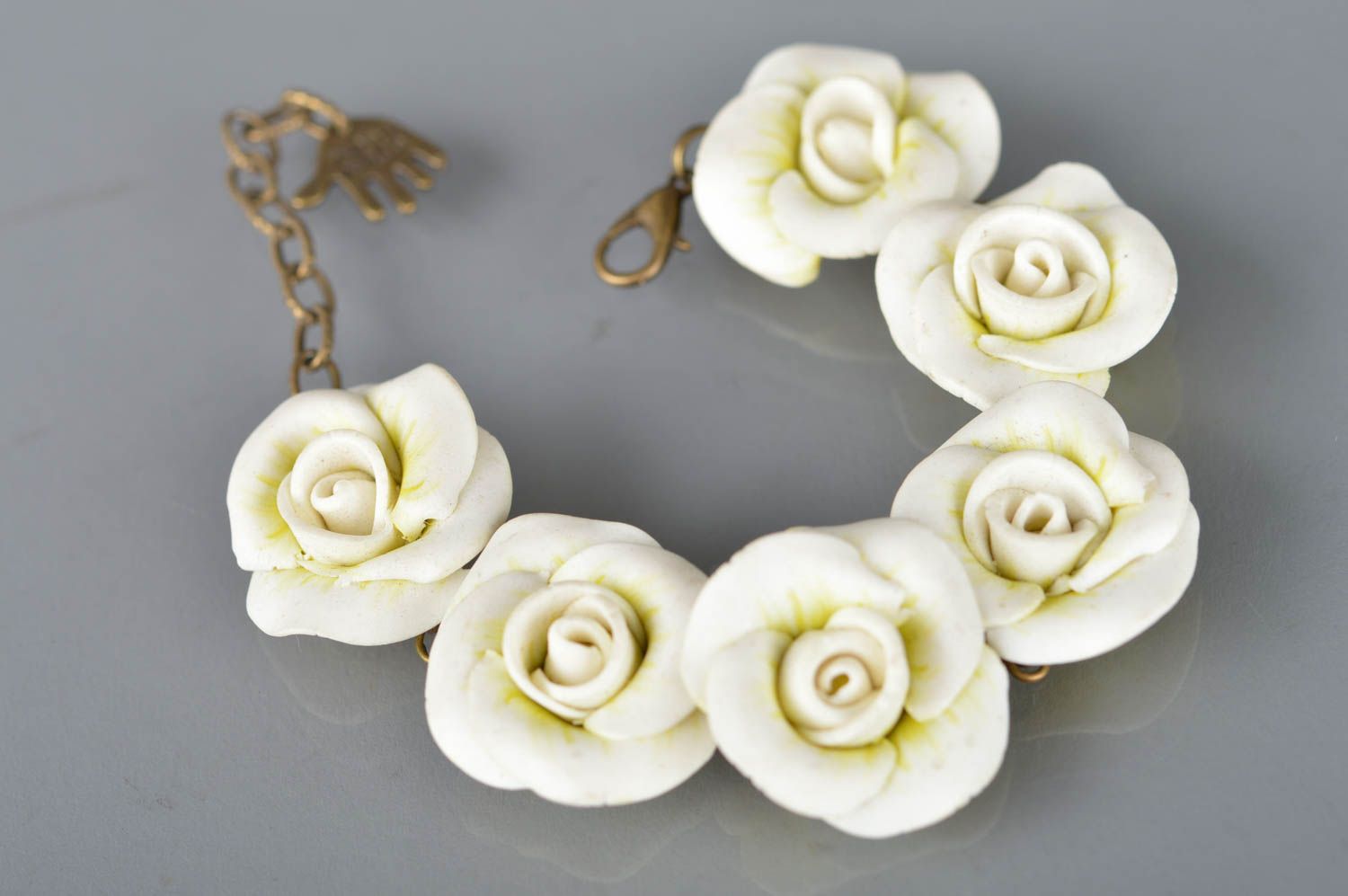 Schönes weißes elegantes feines handgemachtes Armband aus Polymerton mit Blumen foto 5