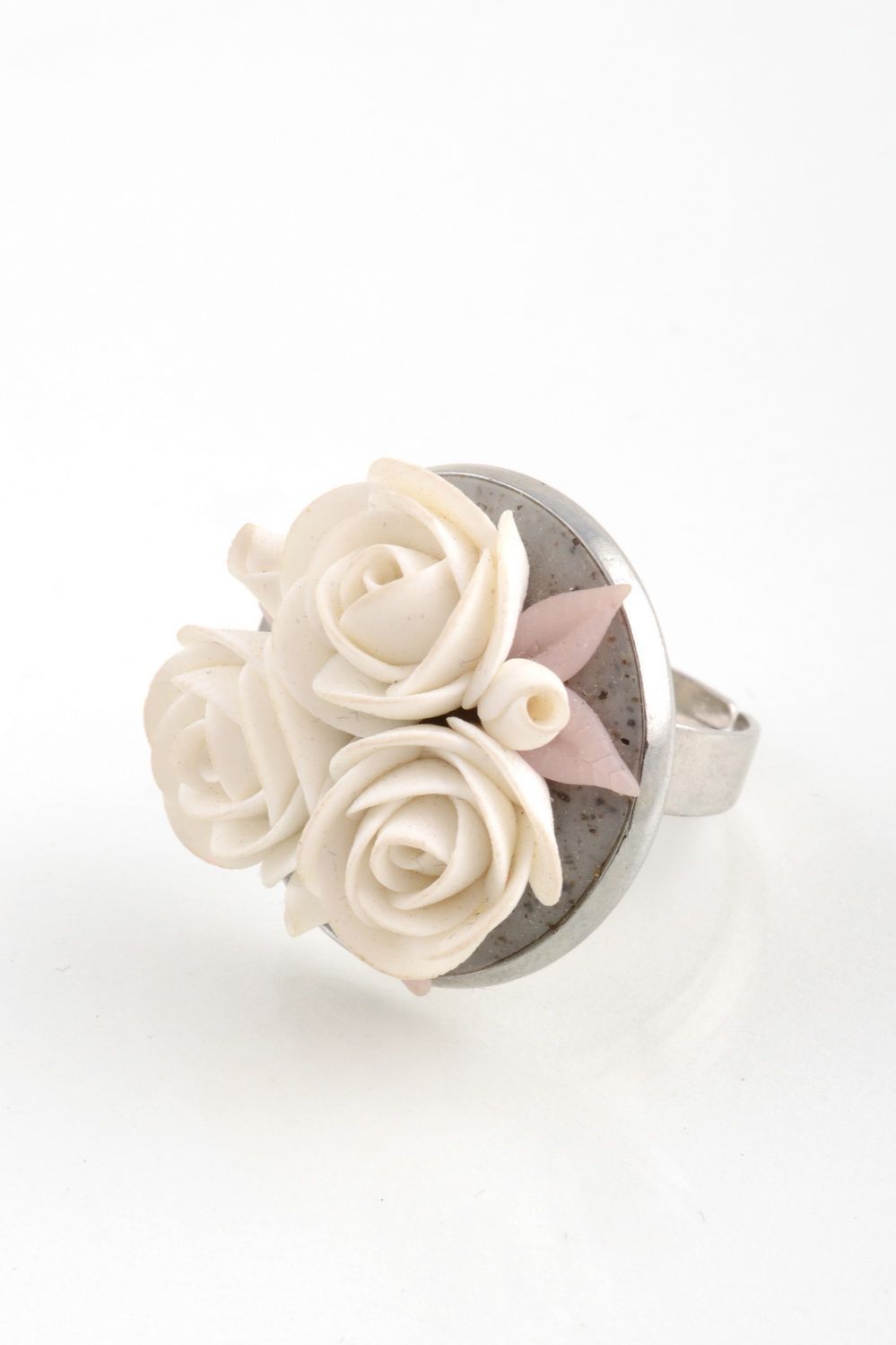 Anillo hermoso de arcilla polimérica y metal hecho a mano con rosas blancas  foto 4