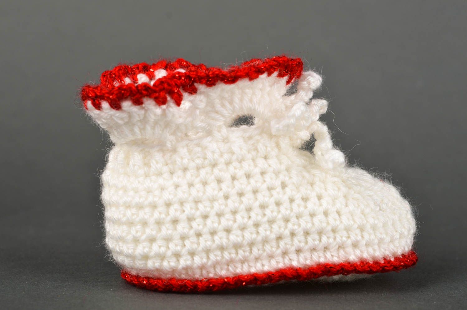 Chaussons tricot faits main Chaussures bébé blanc-rouge au crochet Vêtement bébé photo 3