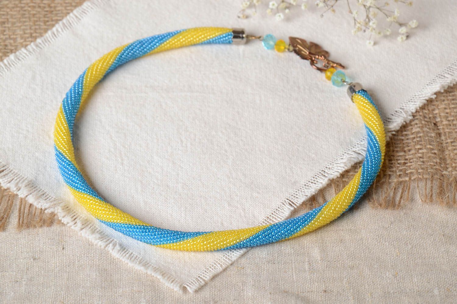 Handmade Collier Kette Schmuck aus Rocailles Accessoire für Frauen gelb blau foto 1
