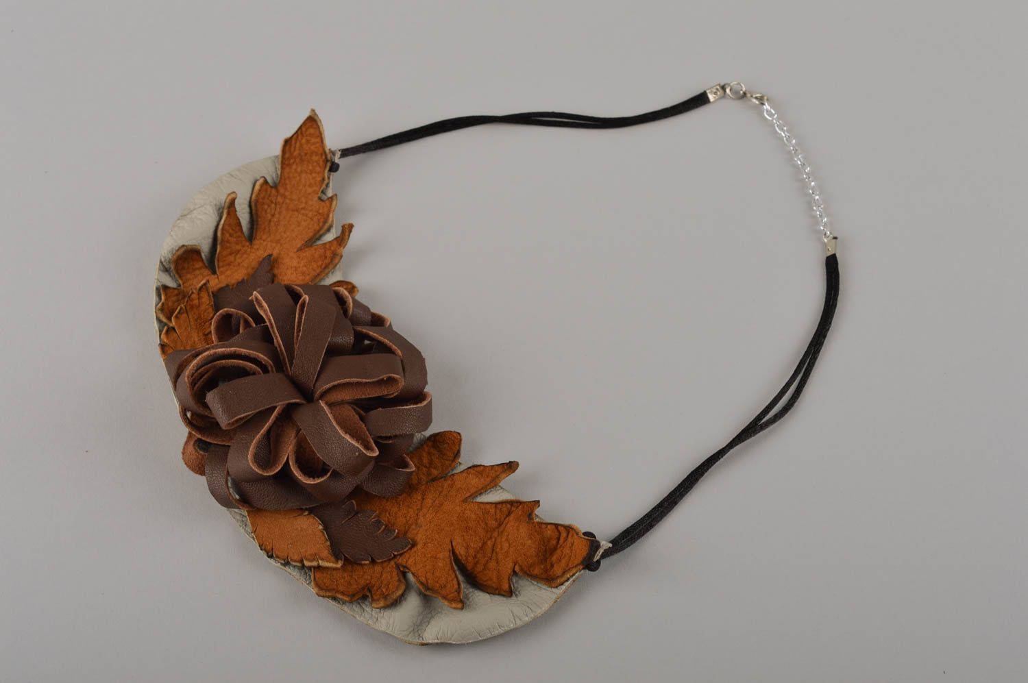 Collier en cuir Bijou fait main en forme de feuilles et fleur Cadeau femme photo 4