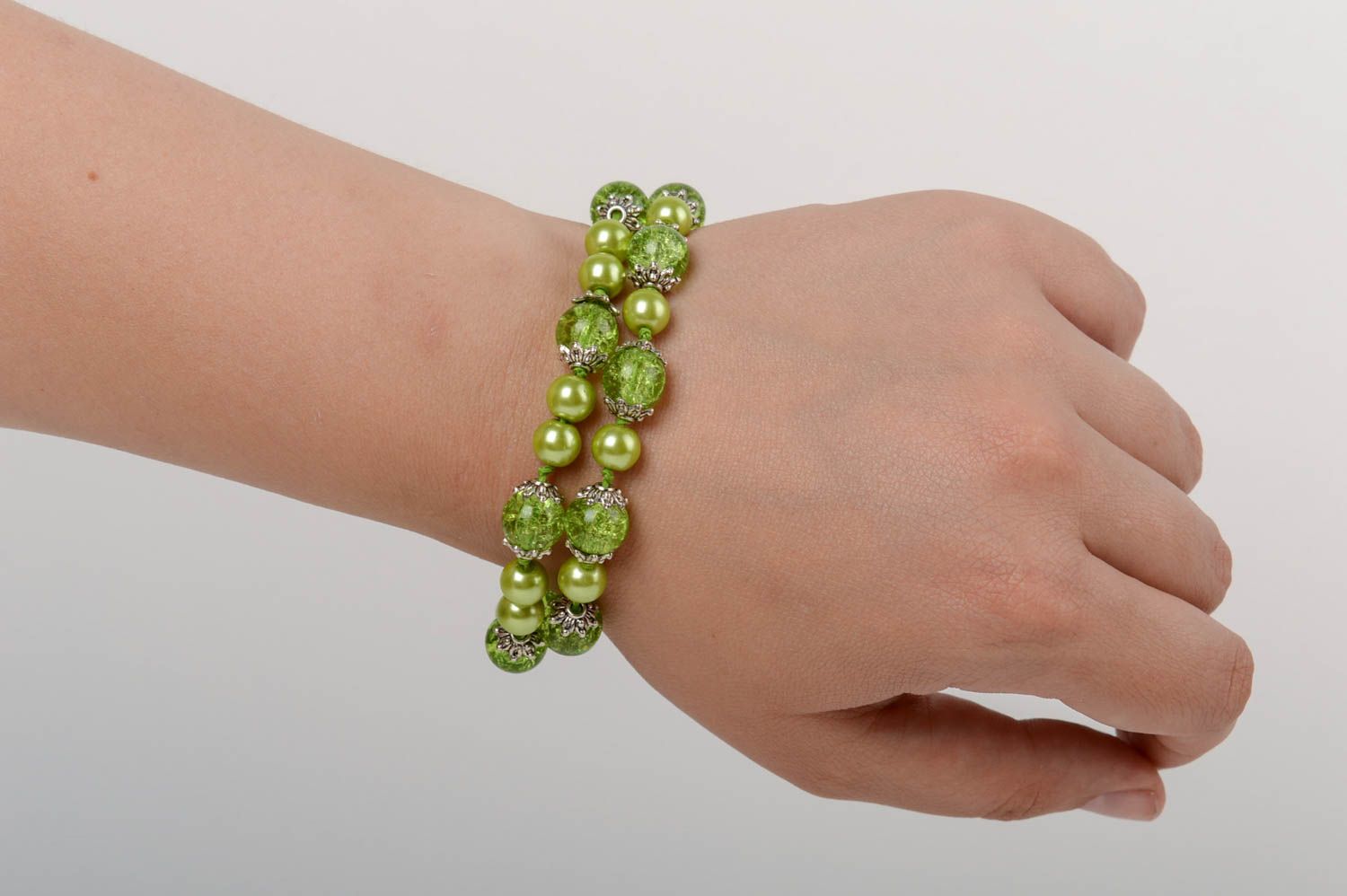 Handmade festive beaded green bracelet with ceramic pearls  photo 5