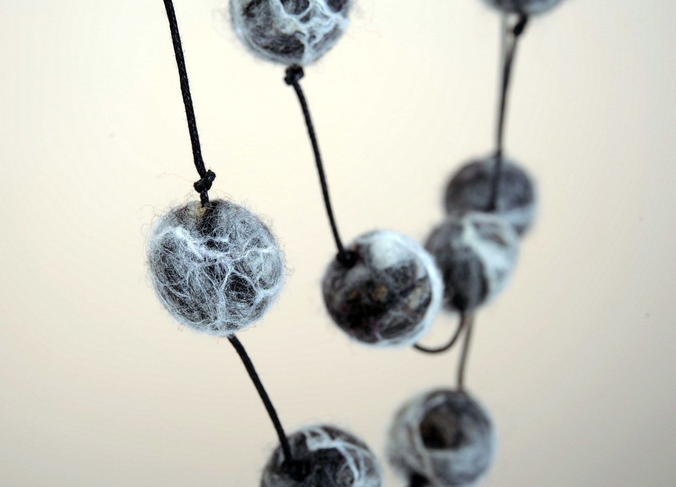 Collier artisanal perles de laine feutrée photo 2