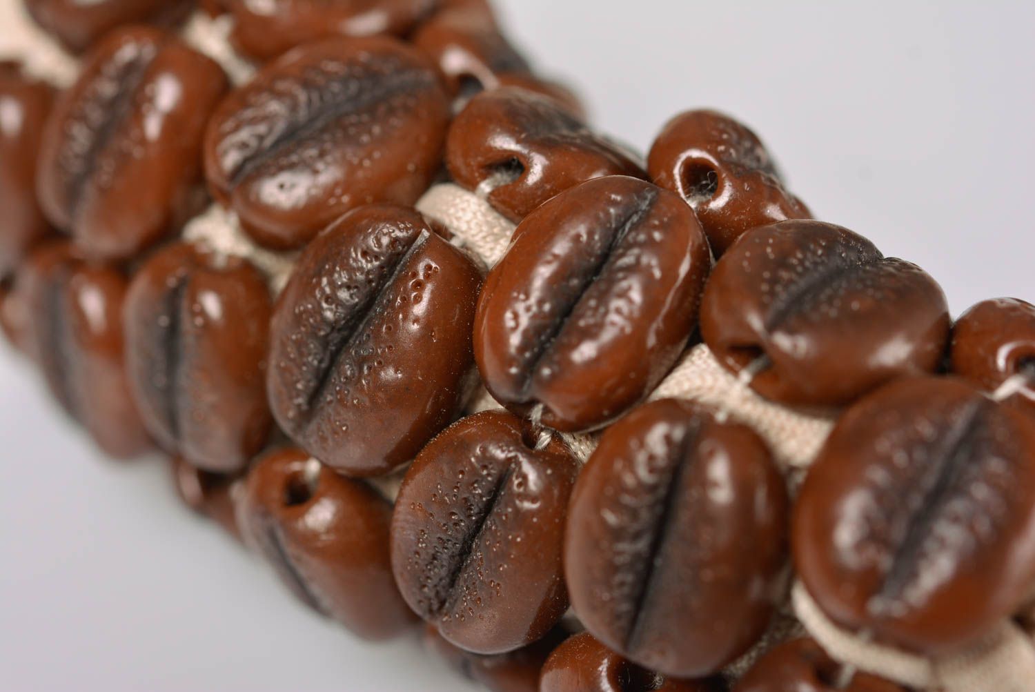 Beiges Collier aus Synthesefasern mit Kaffeebohnen aus Polymerton Handarbeit foto 3