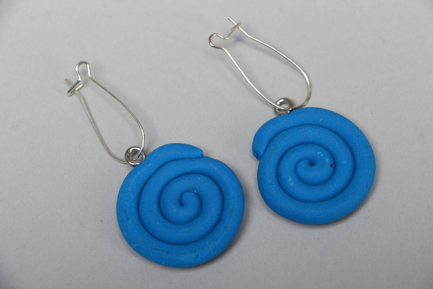 Boucles d'oreilles en pâte polymère Spirale bleue  photo 1