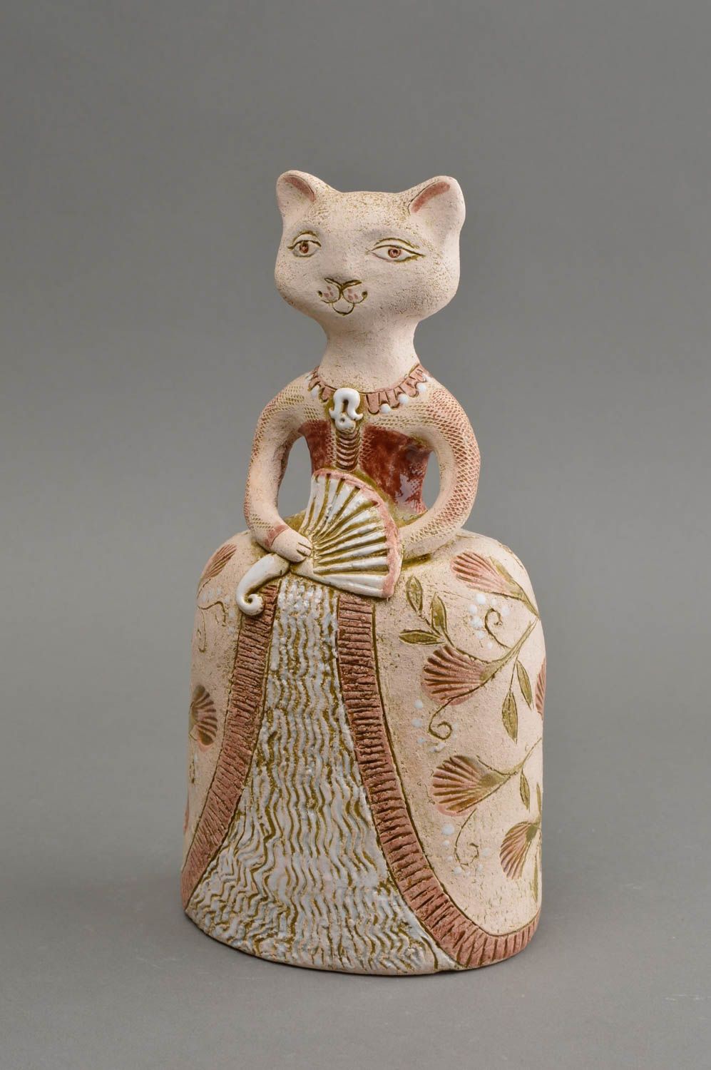 Статуэтка из шамотной глины ручной работы в виде кошки расписанная глазурью фото 2