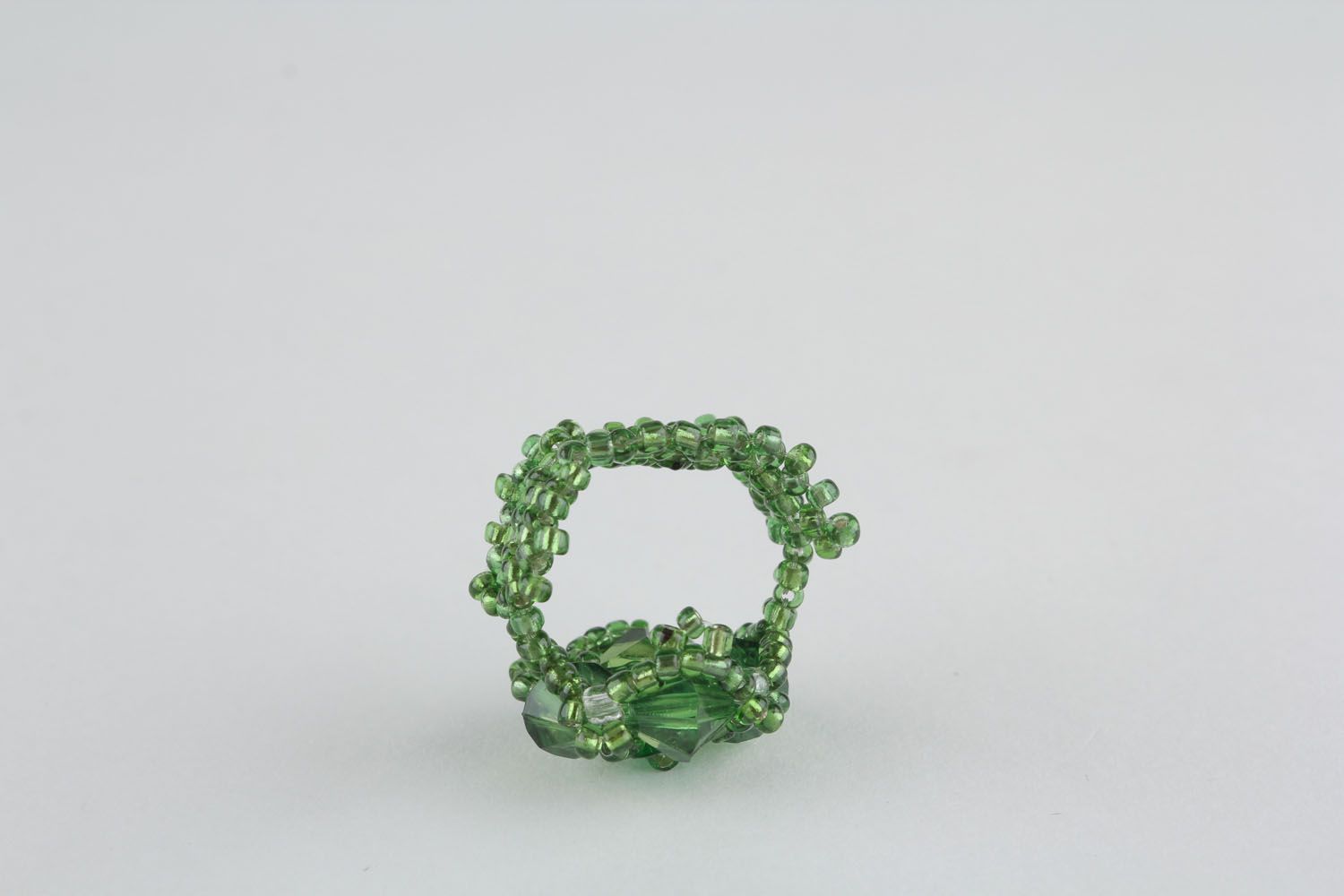 Зеленое кольцо из бисера  фото 3