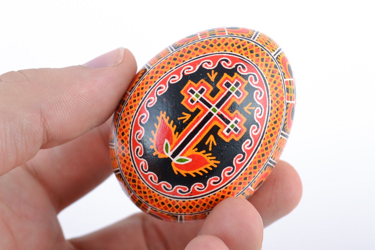 Handgemachtes Designer Osterei mit Bemalung und Symbol des christlichen Glaubens Kreuz foto 2