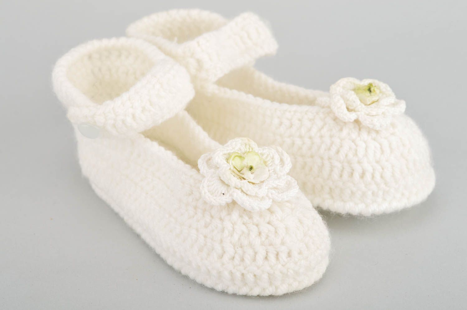 Chaussons de bébé blancs en coton naturel tricotés au crochet faits main photo 4
