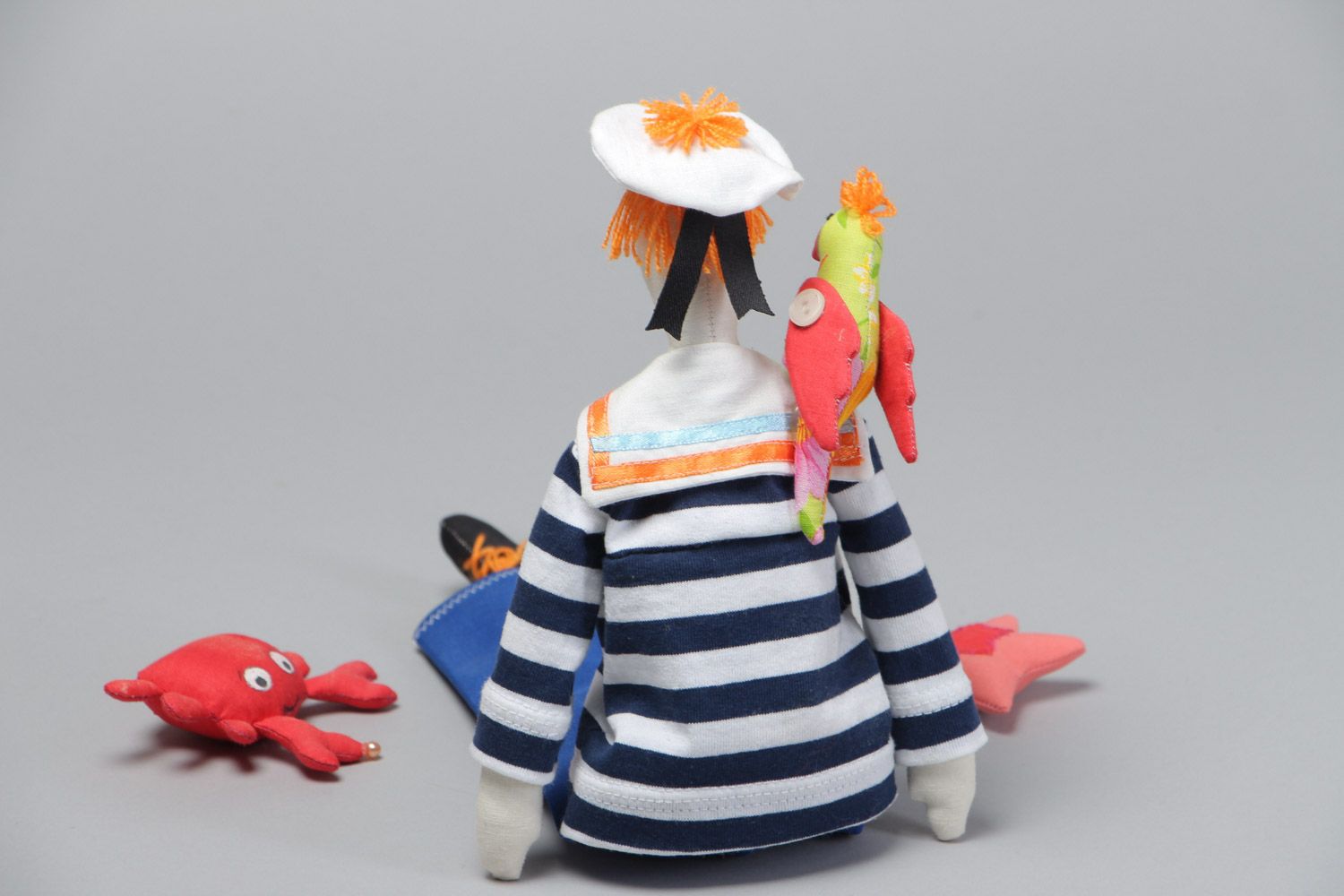 Мягкая игрушка из натурального материала ручной работы в виде моряка с попугаем фото 4