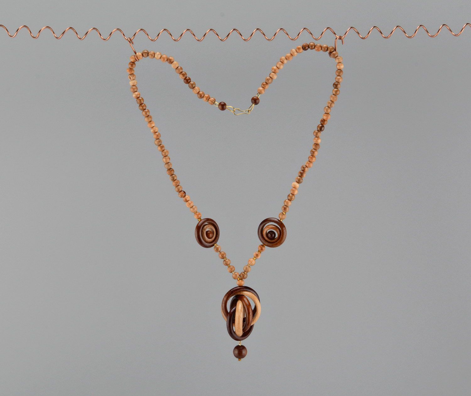 Halskette aus Holz mit Schließe  foto 2