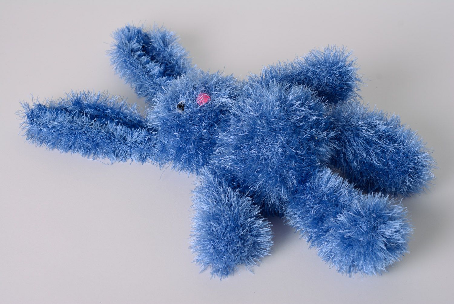 Игрушка вязаная спицами заяц с длинными ушами голубой пушистый ручная работа фото 5