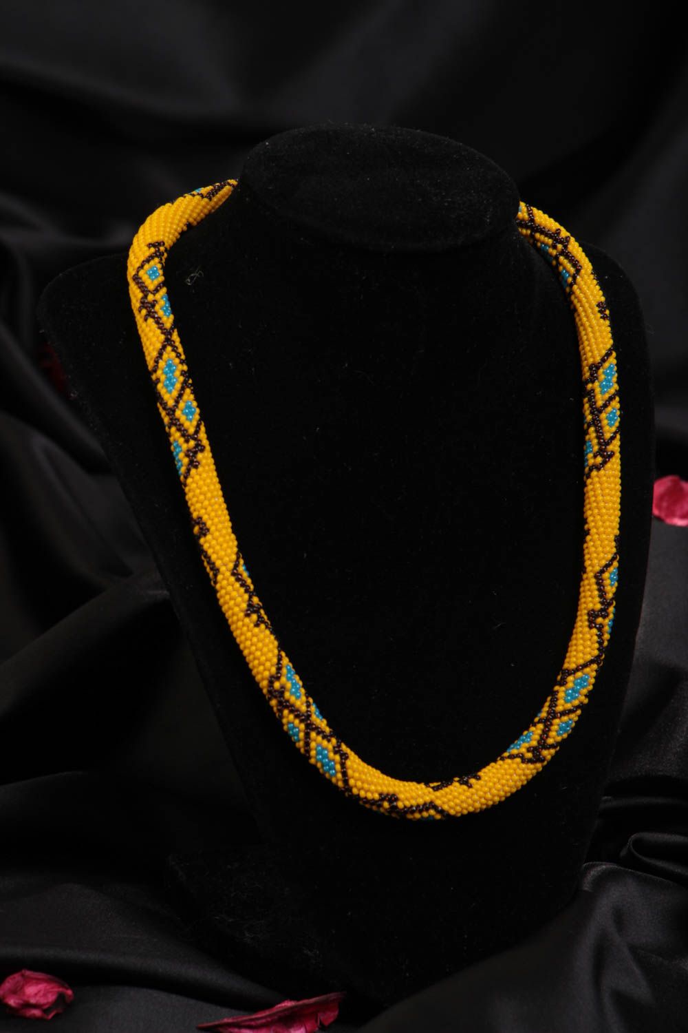 Длинный бисерный жгут ручной работы желтый с узором авторское украшение на шею  фото 1