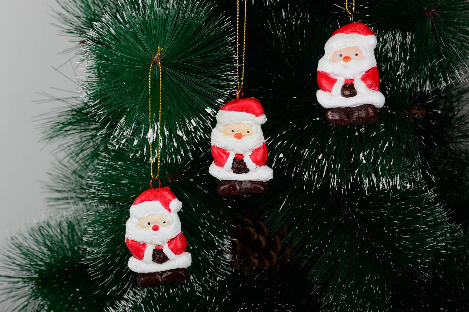 Игрушки на елку handmade декор для дома игрушки из глины в виде Дедов Морозов фото 1