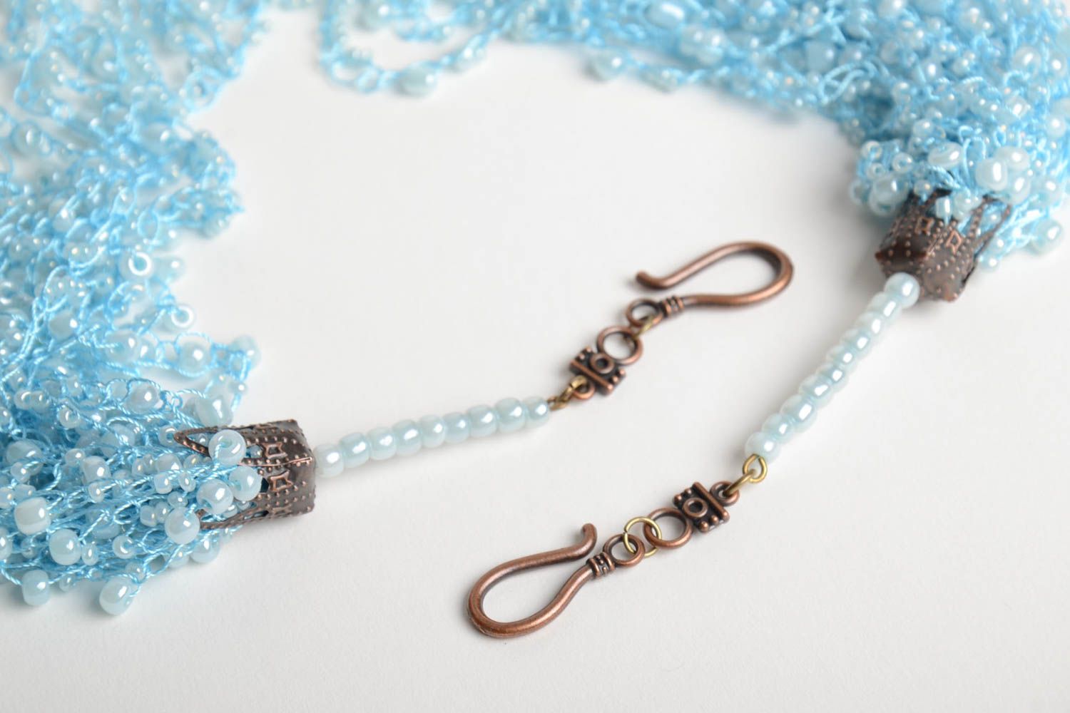 Collier en perles de rocaille aéré au crochet fait main de couleur bleu ciel photo 4