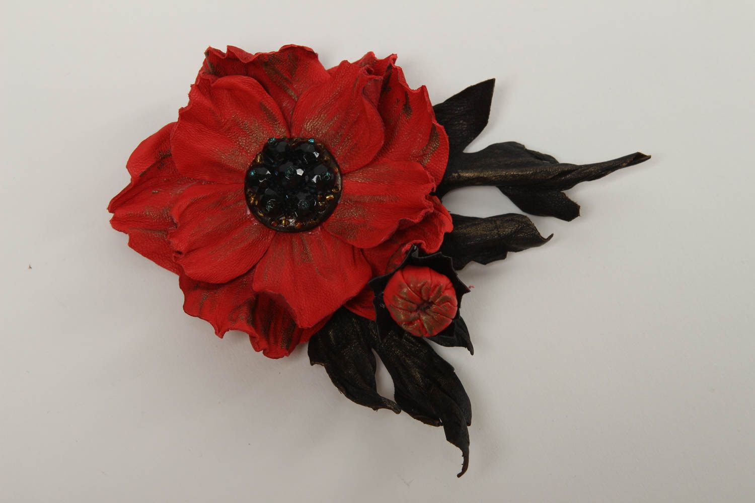 Spilla a forma di fiore fatta a mano accessorio originale da donna in pelle foto 2