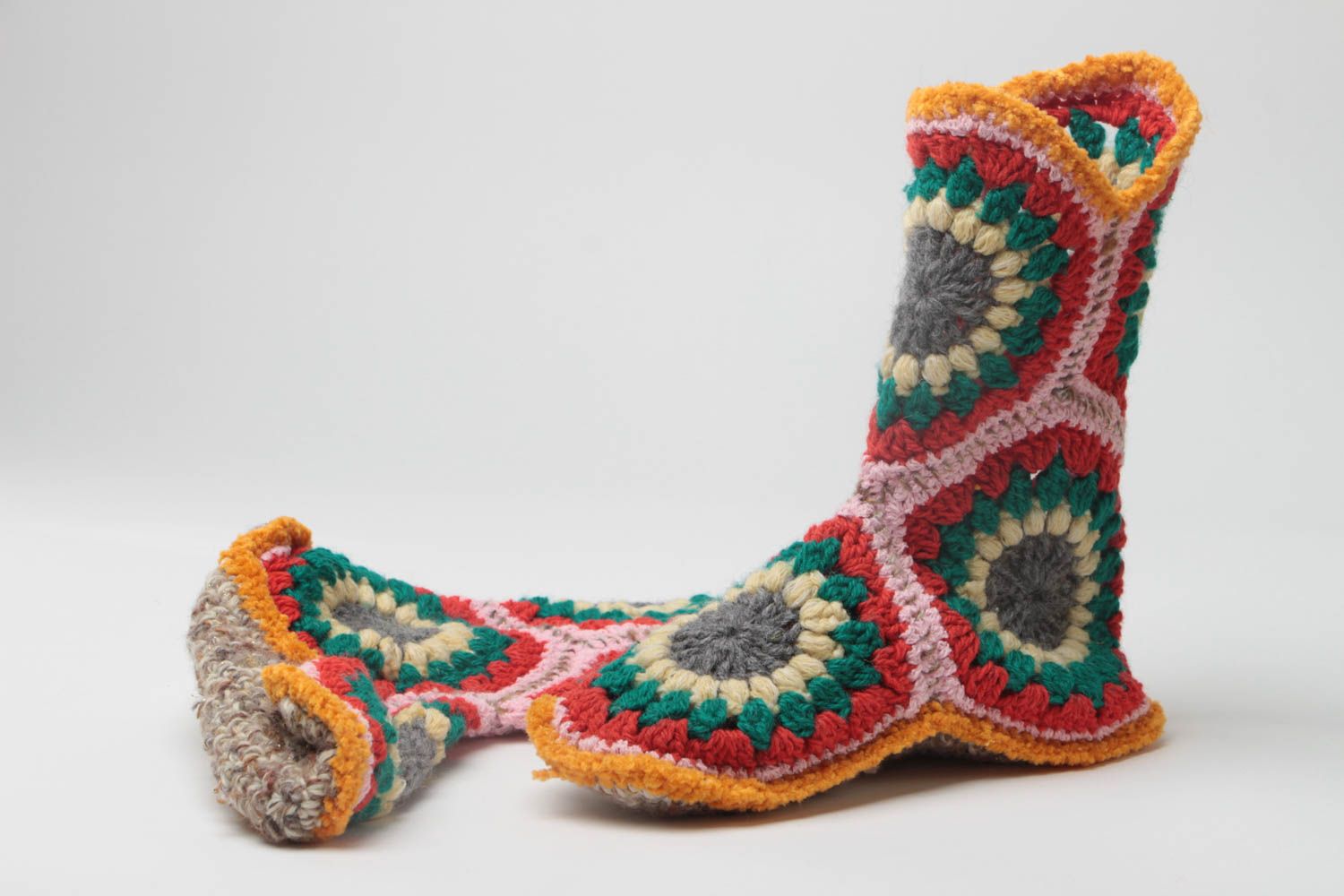 Вязаные крючком носки сапожки ручной работы красочные оригинальные удобные фото 2