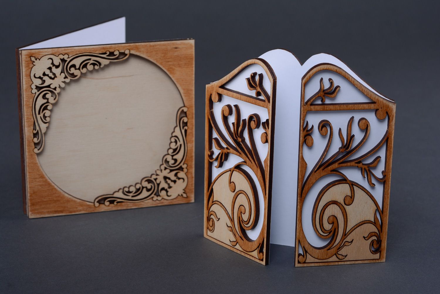 Carte de voeux en bois faite main originale fantaisie portes ajourées  photo 5