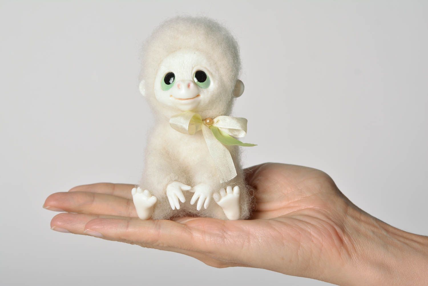 Figurine singe fait main Jouet miniature Déco maison doux en laine feutrée photo 4