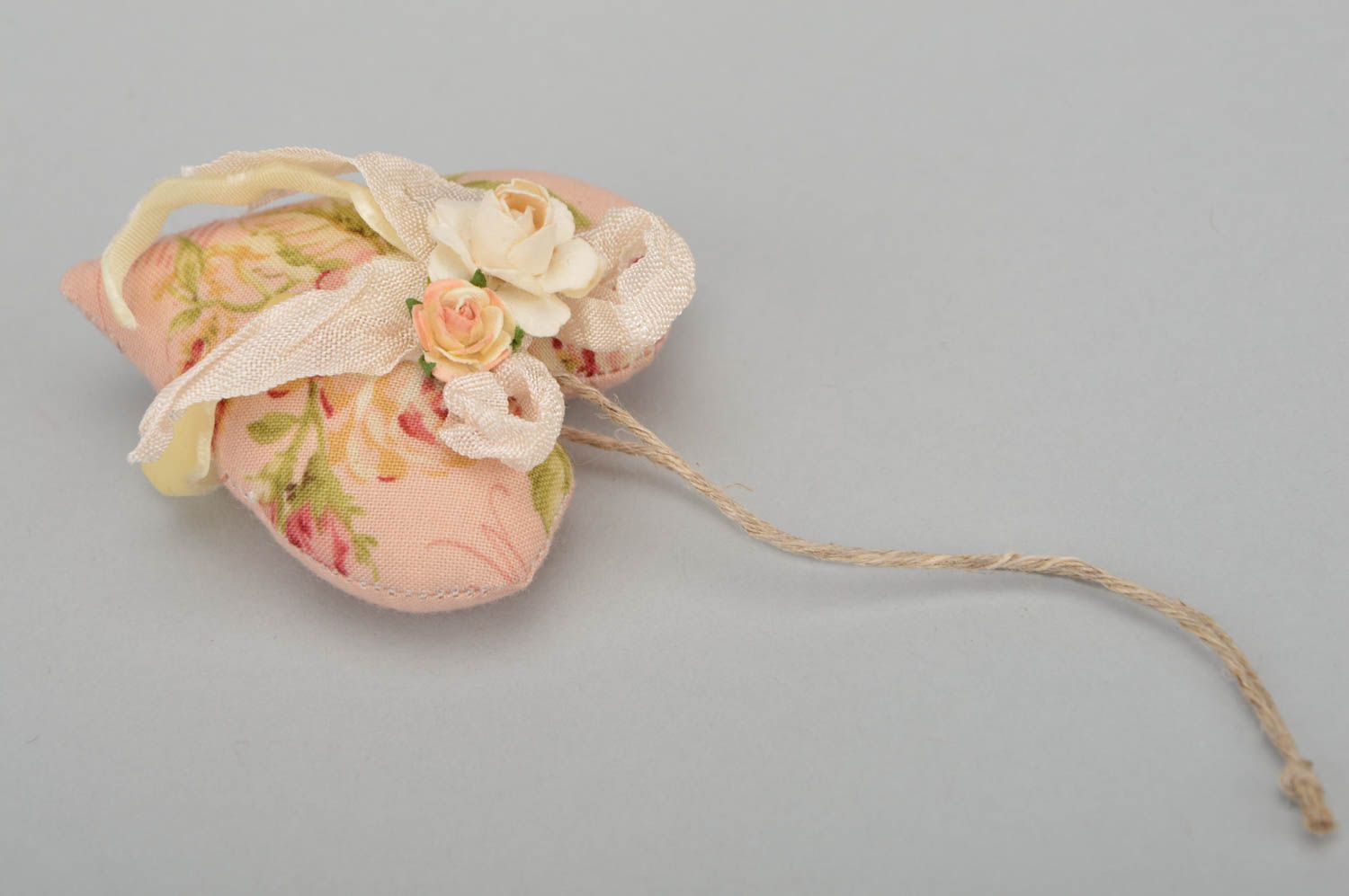 Suspension décorative cœur textile avec arôme de vanille faite main avec fleurs photo 4