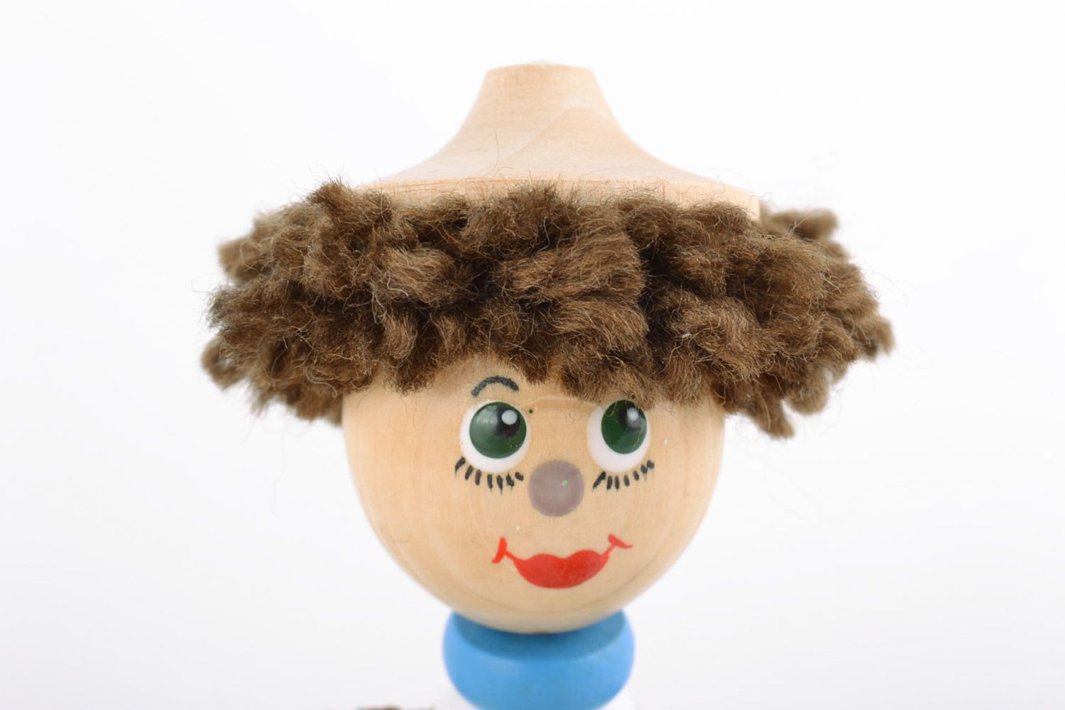 Handmade bemaltes originelles Öko Spielzeug aus Holz Junge mit Hut Geschenk foto 3