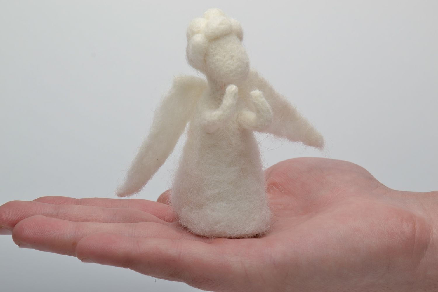 Peluche ange en laine feutrée faite main photo 5