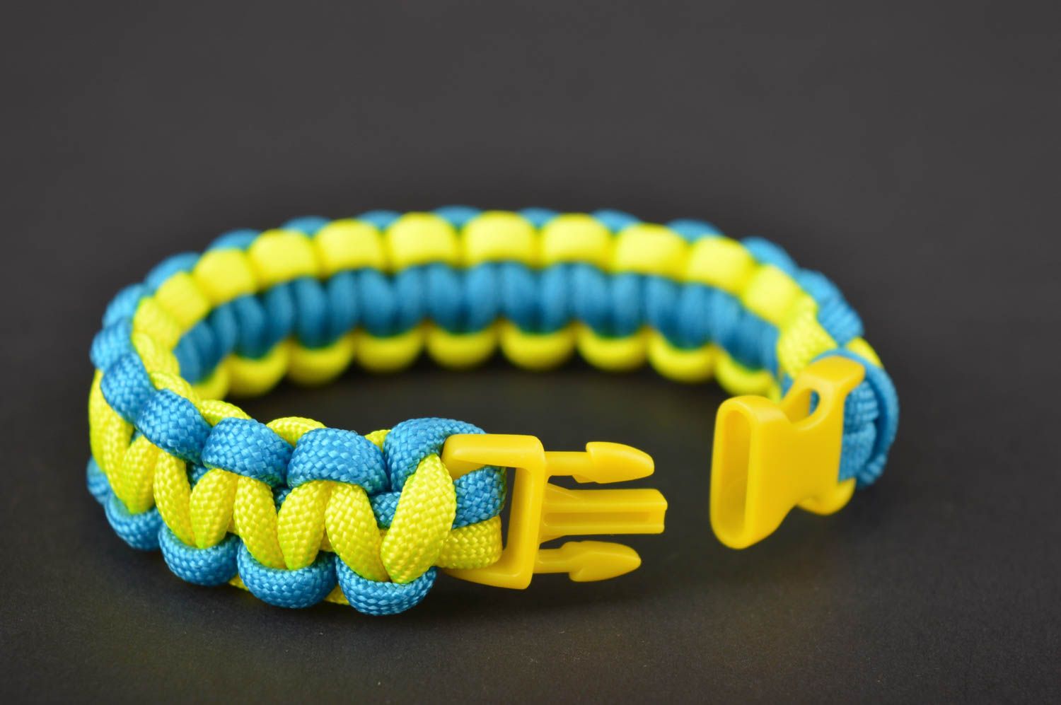 Bracelet en paracorde fait main Bracelet de survie bleu-jaune Accessoire femme photo 4