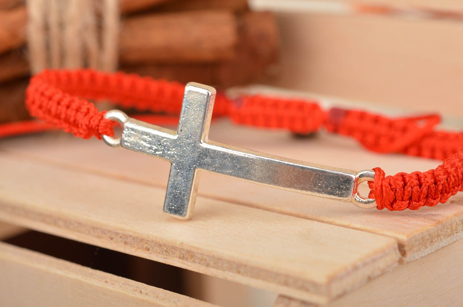 Bracelet tressé rouge avec croix métallique fait main bijou original cadeau photo 1