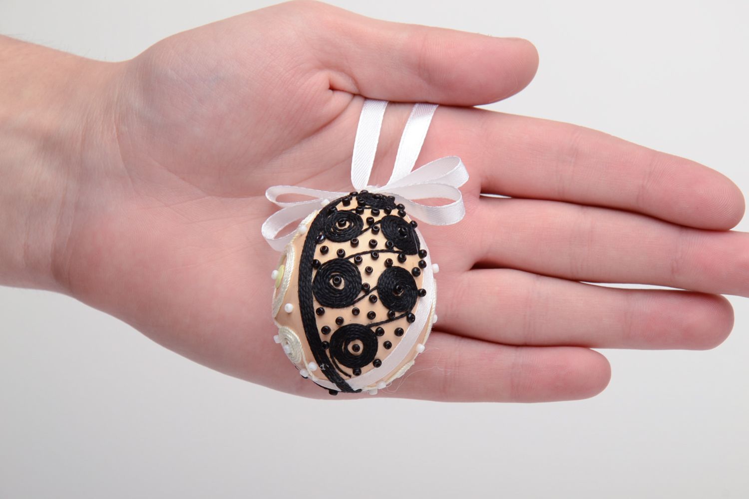 Œuf de Pâques à suspendre fait main avec perles de rocaille blanc noir photo 5