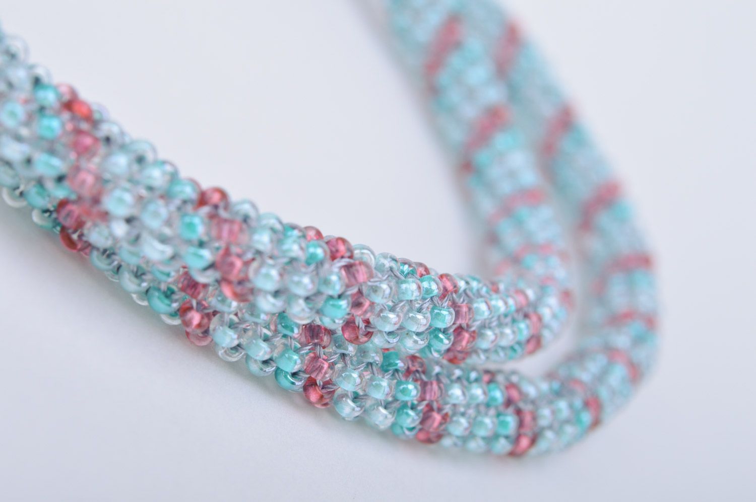 Collier spirale en perles de rocailles fait main bleu de design original photo 4
